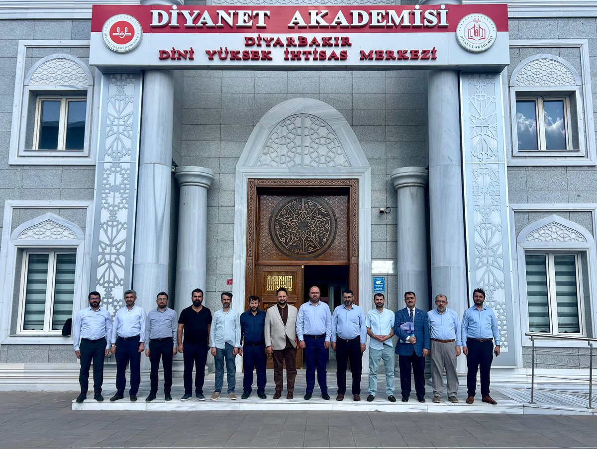 diihtisas's tweet photo. Eğitim Görevlisi Abdülhakim Yılmaz'a Veda Programı 

Diyarbakır Dini Yüksek İhtisas Merkezinde görev yapmakta iken tayini Konya Dini İhtisas Merkezine çıkan eğitim görevlisi Abdülhakim Yılmaz'a veda programı gerçekleştirildi. https://t.co/C99lolQrfU