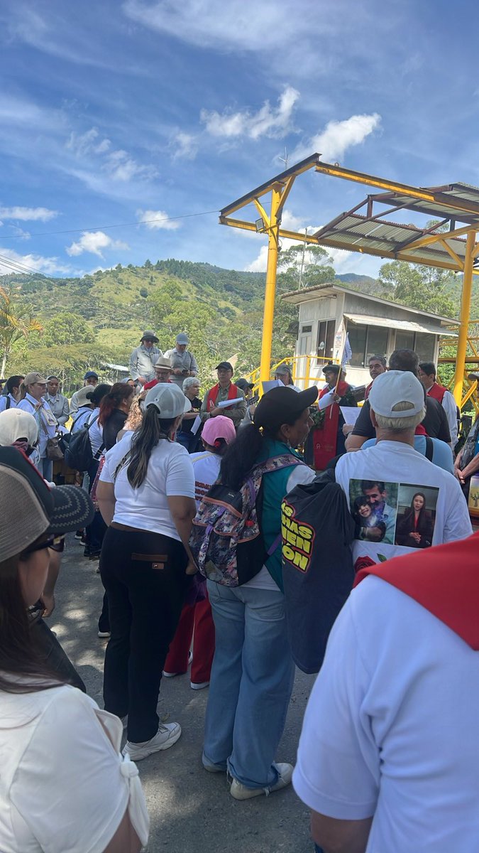 CPueblos_Col's tweet image. Inicia el III Encuentro del Movimiento de Sacerdotes de la Iglesia de los Pobres, con la participación en la Peregrinación que adelantan la Mujeres Buscadoras Unidas por la Dignidad, en la Escombrera, Comuna 13, Medellín (Antioquia)