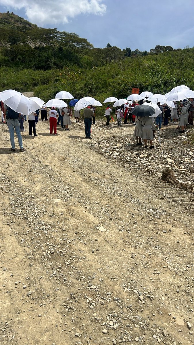 CPueblos_Col's tweet image. Inicia el III Encuentro del Movimiento de Sacerdotes de la Iglesia de los Pobres, con la participación en la Peregrinación que adelantan la Mujeres Buscadoras Unidas por la Dignidad, en la Escombrera, Comuna 13, Medellín (Antioquia)