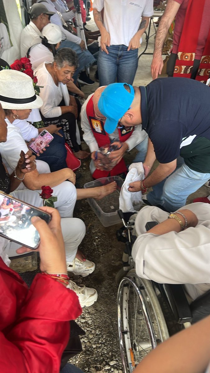 CPueblos_Col's tweet image. Inicia el III Encuentro del Movimiento de Sacerdotes de la Iglesia de los Pobres, con la participación en la Peregrinación que adelantan la Mujeres Buscadoras Unidas por la Dignidad, en la Escombrera, Comuna 13, Medellín (Antioquia)