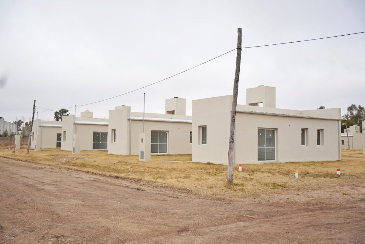 MinHabitatPBA's tweet photo. ¡Estamos en #Bragado! 📍Recorrimos la obra de 70 viviendas que estamos construyendo para las familias de este municipio.

Junto al Intendente Sergio Barenghi seguimos trabajando articuladamente para mejorar las condiciones habitacionales de las y los vecinos.🏡 https://t.co/rA2PR76JcW