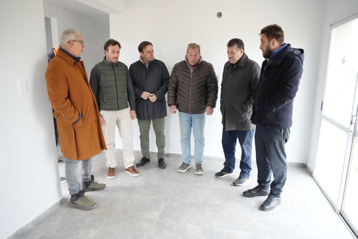 MinHabitatPBA's tweet photo. ¡Estamos en #Bragado! 📍Recorrimos la obra de 70 viviendas que estamos construyendo para las familias de este municipio.

Junto al Intendente Sergio Barenghi seguimos trabajando articuladamente para mejorar las condiciones habitacionales de las y los vecinos.🏡 https://t.co/rA2PR76JcW
