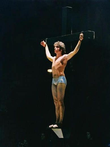 Jorge Donn, crucificado en luz.
“Nijinsky, clown de Dieu” (1972).
Un momento que marcó nuestras almas para siempre.
Cuando bailaba, no solo interpretaba: se ofrecía.
Su entrega no fue actuación, fue verdad.
Quienes lo vimos… no lo olvidamos jamás.
#JorgeDonnEterno #Nijinsky
