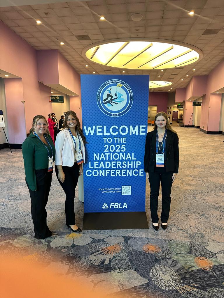 CCHS FBLA students having a great time in Anaheim at #NLC2025 #FBLA #BusEdu <a href="/IllinoisFBLA/">Illinois FBLA</a>