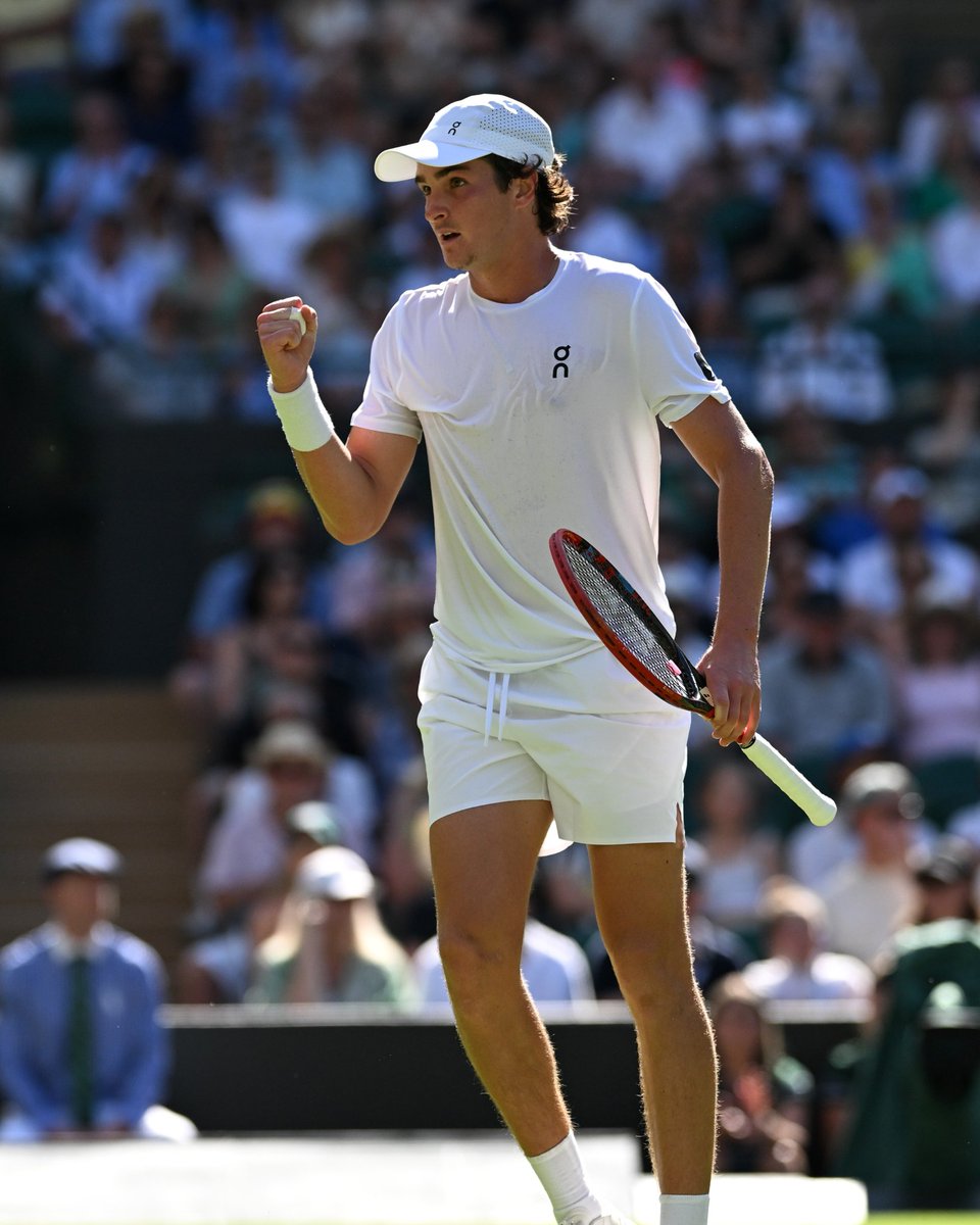 VITÓRIA EM WIMBLEDON PARA FONSECA! 🇧🇷

João Fonseca fez a sua estreia em Wimbledon e superou Jacob Fearnley em 3 sets a 0, garantindo a vitória e a vaga na 2ª rodada! 🔥 O brasileiro aguarda seu próximo adversário do duelo entre Brooksby e Griekspoor.

📸: Mike Hewitt/Getty