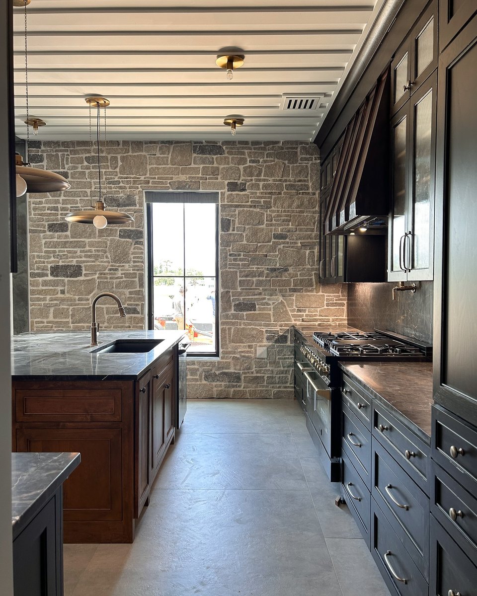 Bold beauty meets timeless design. ✨

This space pairs rich textures and dramatic tones with the power and sophistication of ZLINE Black Stainless Steel🖤

Would you go bold in your kitchen?

Explore Black Stainless Steel Appliances here:
zlinekitchen.com/pages/zline-bl…

📸: @doxey_days