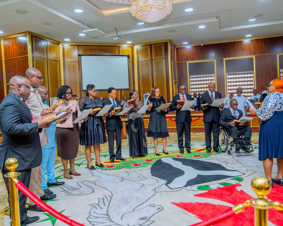 Hope_Uzodimma1's tweet image. As the engine room of governance, our Civil Service will continue to receive every necessary and statutory support it deserves, to ensure the system functions optimally in the best interest of our State.
I reaffirmed this commitment while swearing in 24 new Permanent…