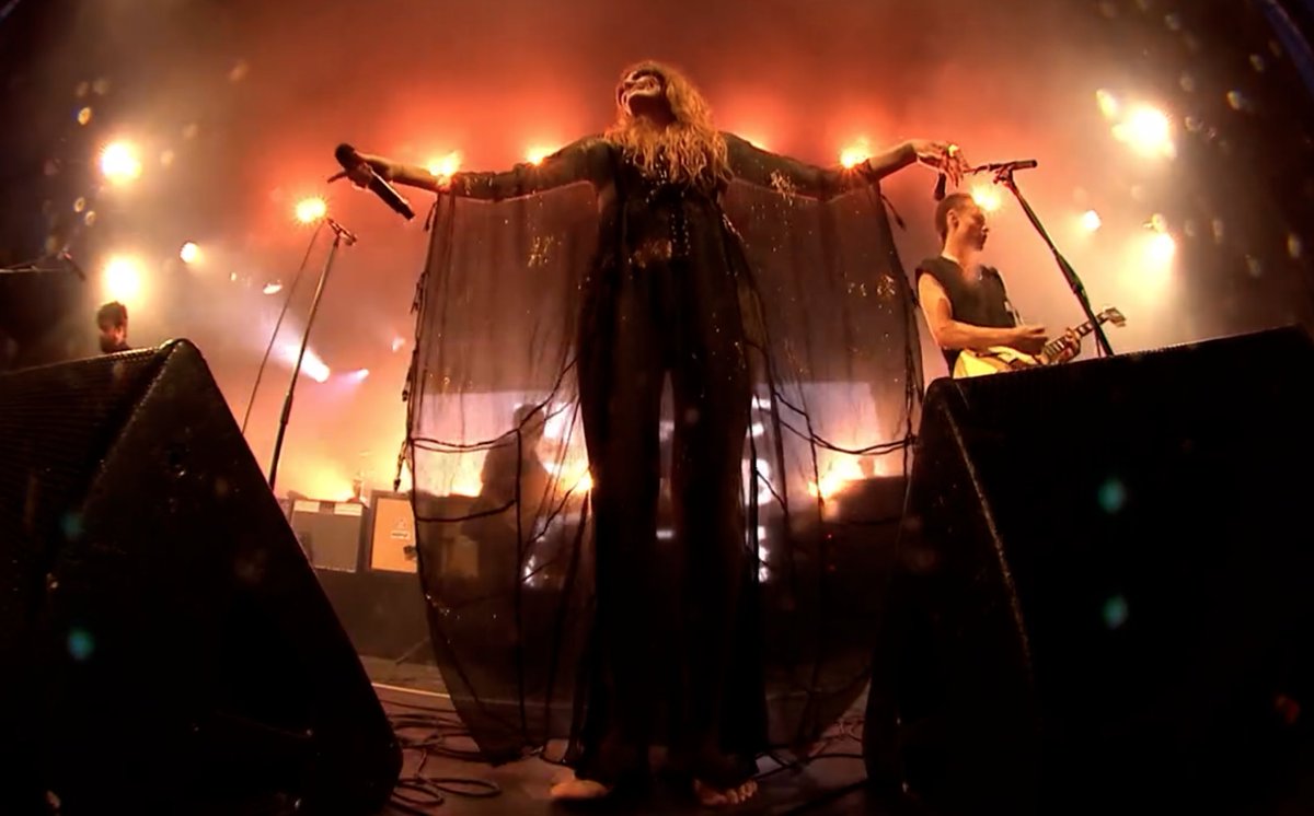 FATMFanClub's tweet image. Florence + the Machine joined the Maccabees on-stage at @glastonbury 2025 (Park Stage) last night!

Here are some photos/screengrabs from the moment ✨