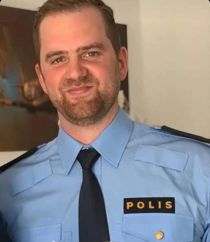 🕊️ Idag är det fyra år sedan polismannen och soldaten Andreas Danman sköts till döds i tjänsten i Biskopsgården, Göteborg. 🇸🇪

Vila i frid, Andreas. 🎗️🕊️

🎧 P3 Dokumentär om mordet: sverigesradio.se/avsnitt/ny-mor…