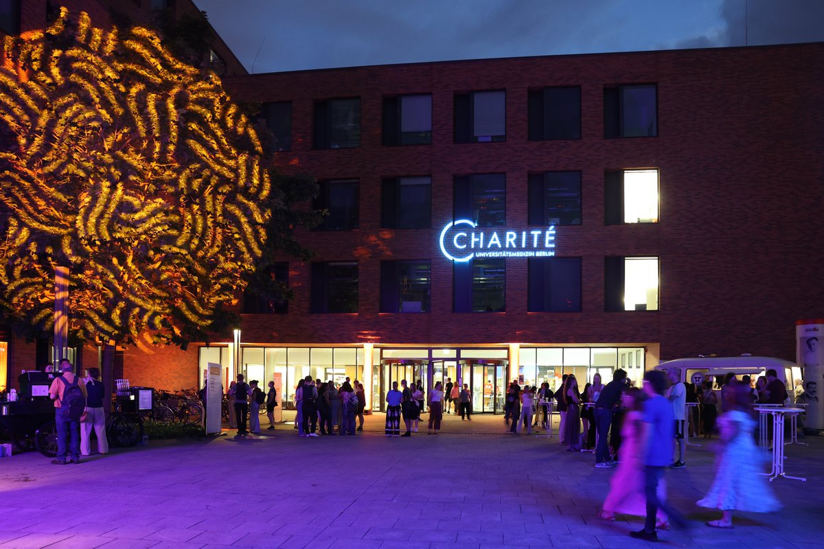 🚀Danke, dass ihr bei der #LNDW25 an der #CharitéBerlin dabei wart! 🧬 Es gab jede Menge spannende Einblicke und Experimente für Groß &amp; Klein bei Top-Wetter. Danke an alle Forschenden und Helfenden! 🙏 Bis zum nächsten Mal!