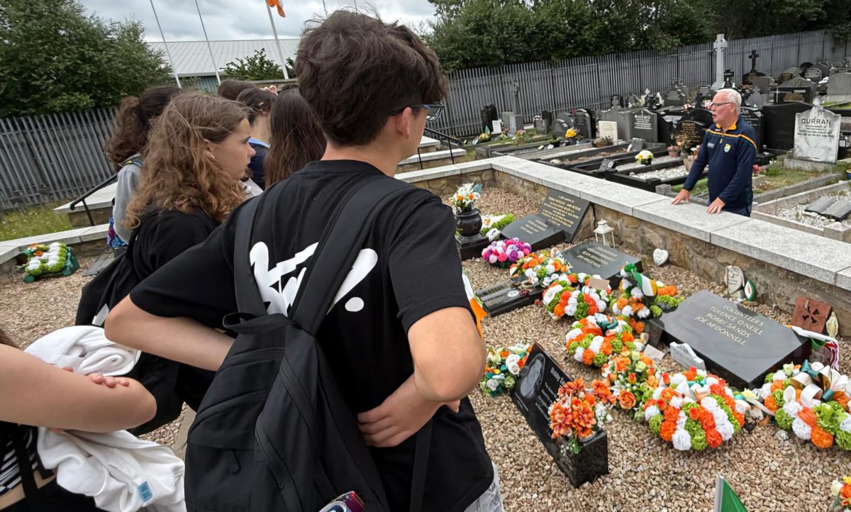Ffeirste's tweet image. Jake MacSiacais i mbun turais Slí na Gaeltachta le páistí ó Thír na mBascach. Ag muirmháisiú agus uaigh Bobby Sands. Tá na páistí ar campa samhraidh coicíse i mBéal Feirste.
A group of Basque Students on Slí na Gaeltachta Tour today, visiting the Bobby Sands Mural. #Gaeilge