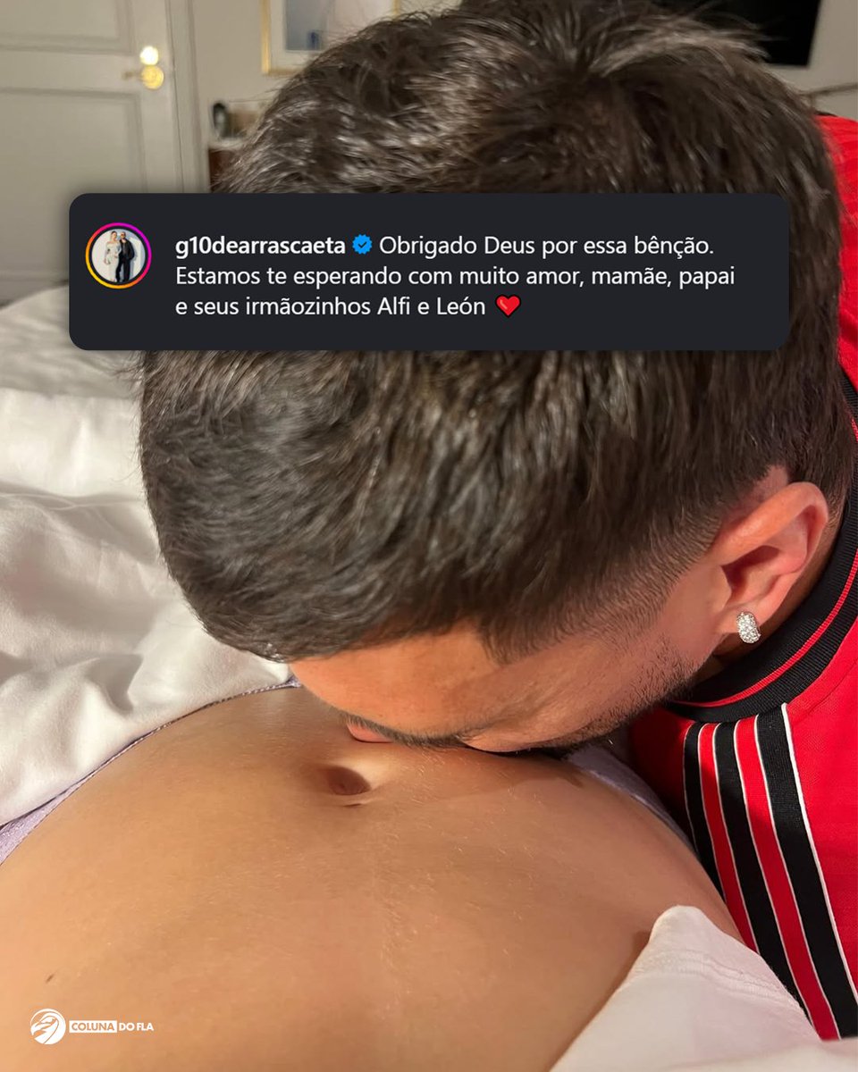 ColunadoFla's tweet photo. PARABÉNS, PAPAI ARRASCA! ❤️🧑‍🍼🇺🇾

Arrascaeta vai ser pai! O meia do Flamengo e sua esposa, Camila Bastiani, anunciaram a primeira gravidez do casal.

🗣️ "Obrigado Deus por essa bênção. Estamos te esperando com muito amor, mamãe, papai e seus irmãozinhos Alfi e León", escreveu o camisa 10.