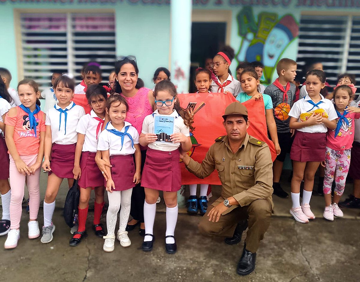 ‼️En Pinar del Río se realizó la Premiación provincial del Concurso Amigos de las FAR, dónde fue reconocida la pionera Samira María Barrera Ledesma, estudiante de 2do grado de la Escuela Primaria Celestino Pacheco, del municipio de Guanes.

#Cuba🇨🇺