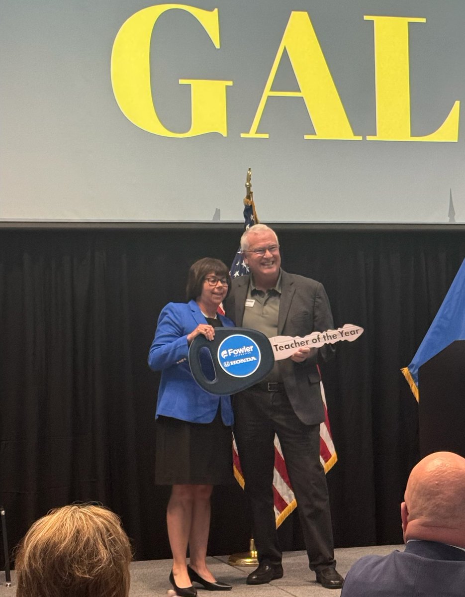 FowlerHonda's tweet image. We believe teachers deserve the world — and a Honda too! 🙌
Our GM had the privilege of giving Oklahoma’s Teacher of the Year, Melissa Evon, the keys to her brand-new ride. Congratulations, Melissa! #FowlerHonda #Fowler #FowlerAuto #Auto #TeacherOfTheYear #SupportEducation