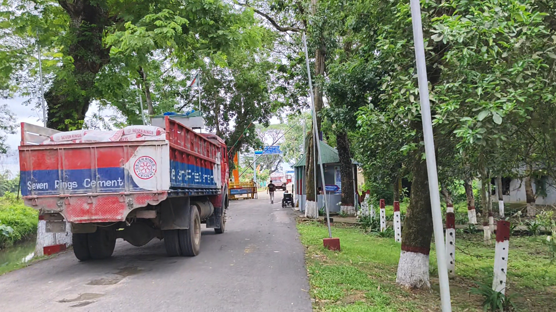 শাটডাউন প্রত্যাহারে আখাউড়া স্থলবন্দরে আমদানি-রফতানি স্বাভাবিক, ফিরে এলো কর্মচাঞ্চল্য