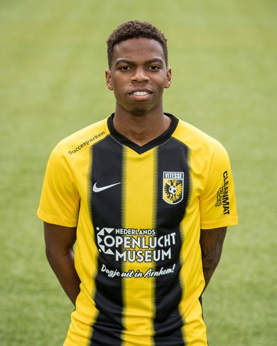 Echt oneerlijk hoe vaak deze man geblesseerd is geweest en dat hij nu gaat stoppen met voetbal. 
Fijn voetbalpension, Musonda.
