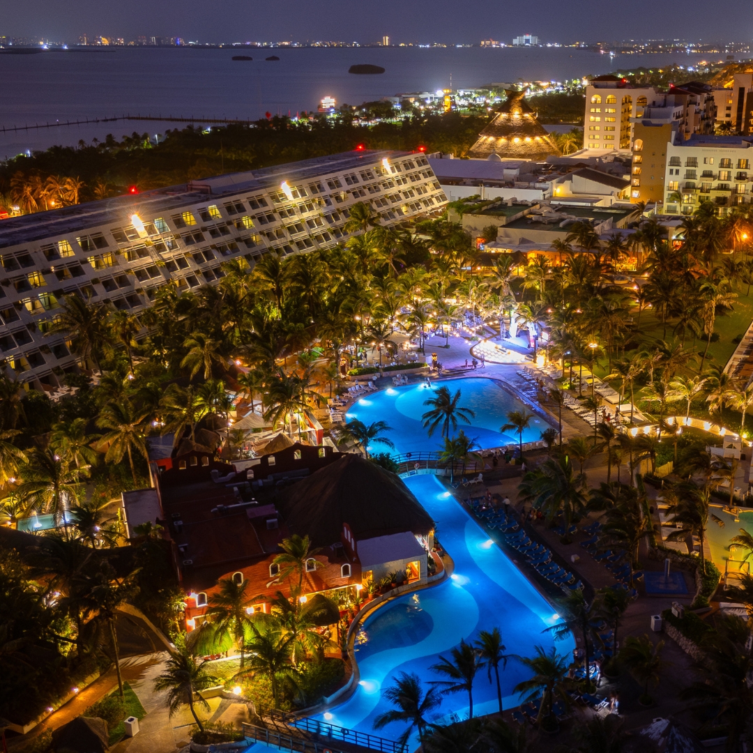 Desde el cielo, todo se ve más mágico. 🌙🌃 ¿Listo para verlo en persona? 😎

📍 Grand Oasis Cancún

bit.ly/3y9u9ST

#TheEntertainmentResort #OasisLovesU #vacationvibes #travelphotos #dreamdestination #nightlife