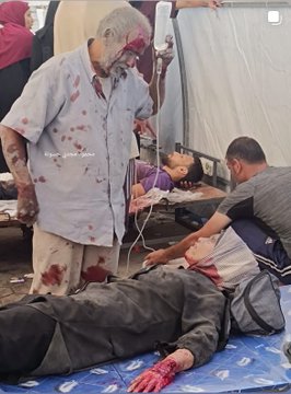 صورة من مستشفى المعمداني اليوم لمسن فلسطيني يقف لفترة طويلة وهو يحمل الدواء في يديه لإبنته المصـ..ـابة من نيران الاحـ..تلال، وذلك بسبب قلة الامكانيات الطبية وسط الحصار المطبق من الاحـ.ـتلال “الإسرائـ..ـيلي” على قطاع غــ..ـزة وقصـ..ـفه للمستشفيات الفلسطينية.