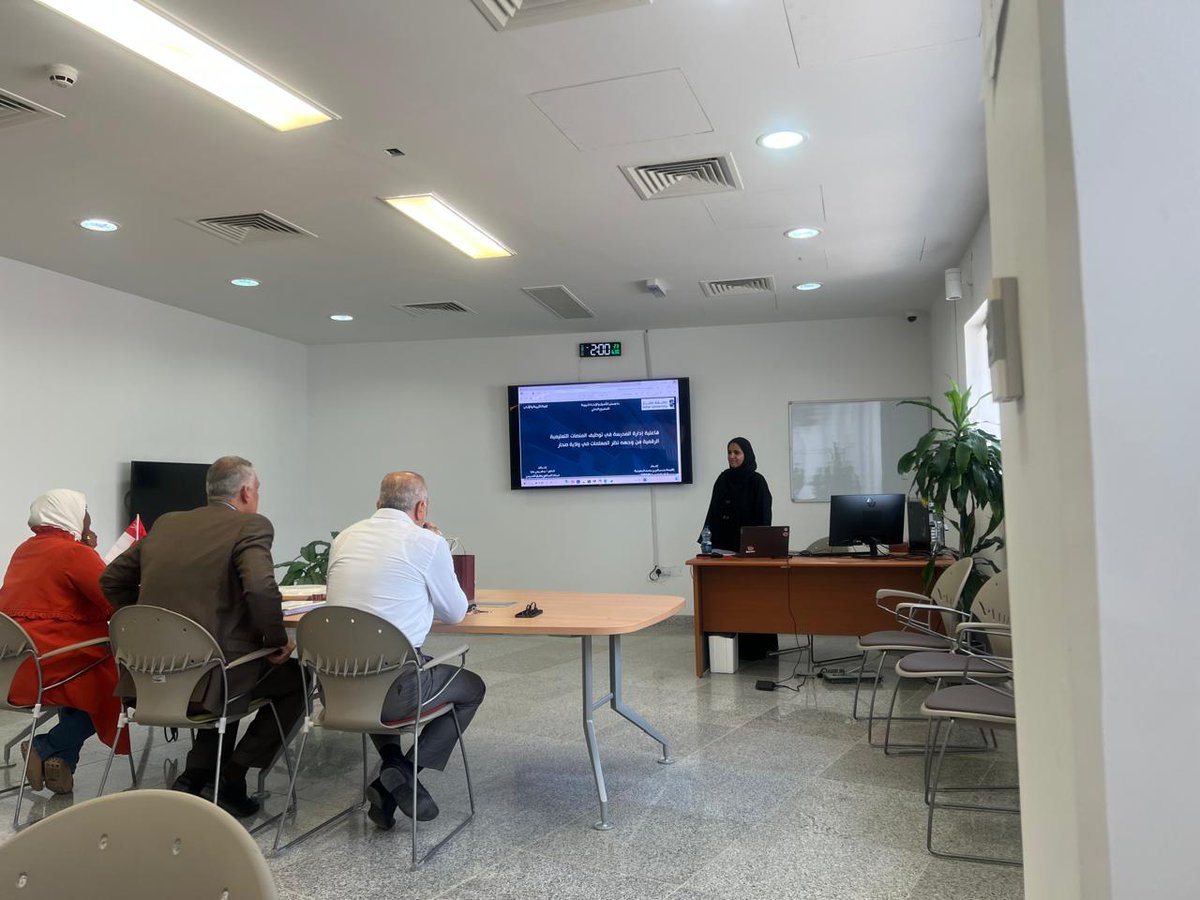 نوقشت اليوم في كلية التربية في جامعة صحار رسالة الماجستير المقدمة من الطالبة إقليمة السعيدية حول توظيف المنصات الرقمية في العملية التعليمية....، إشراف د. شاهر عليان، ولجنة تقييم تشكلت من أ. د. علي جبران و د. فاطمة مورجان، وقد أجيزت الرسالة مع تعديلات طفيفة. مبارك للطالبة