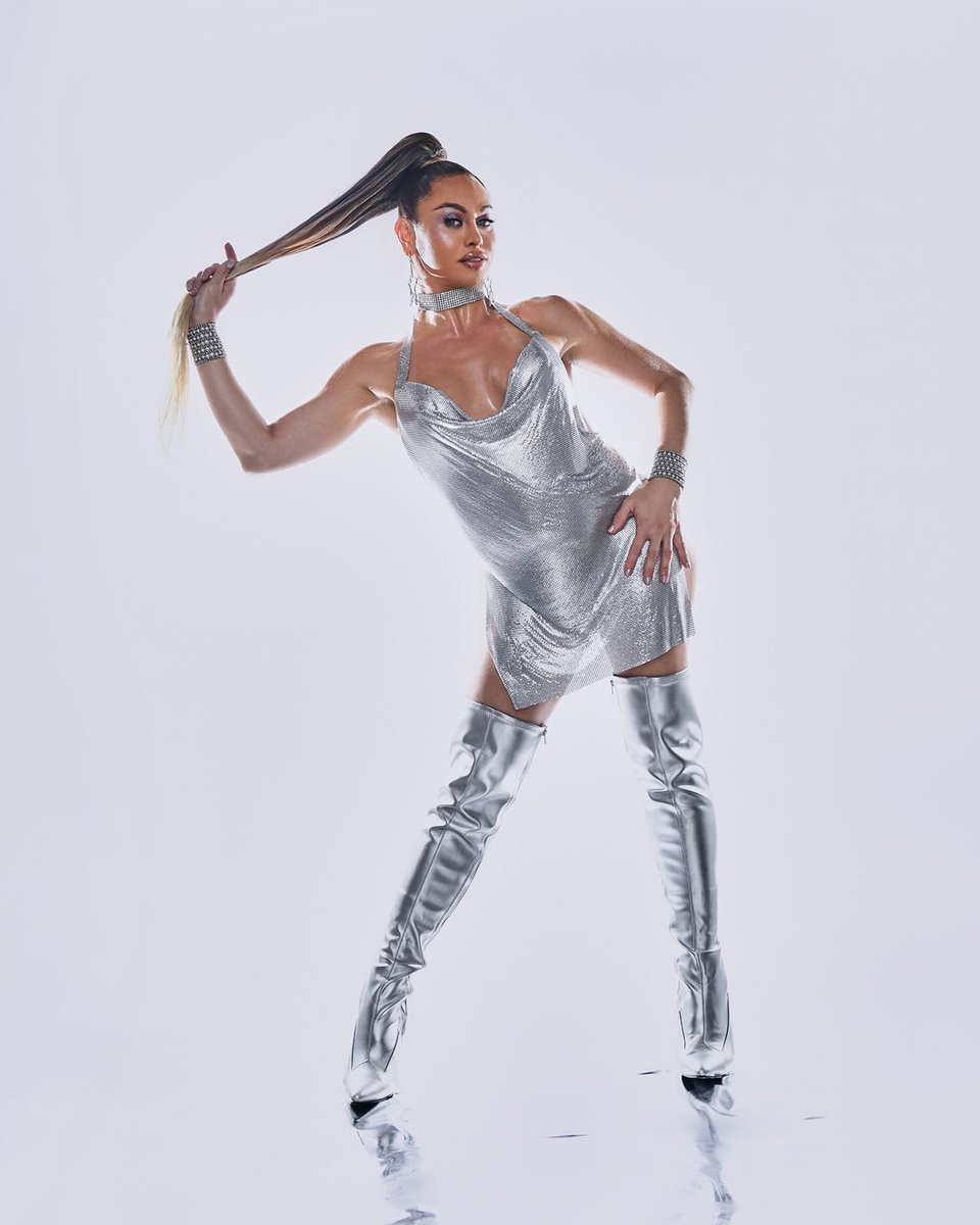 rembeauty's tweet image. dynamic. vibrant. showstopping. 👽🛸 sasha fully embodies our new fembot capsule collection with her radiant personality enhancing the enchanting duopearl complex of the shade
sasha is wearing:
✧ eclipse glow stick in fembot
✧ limited edition sweet dreams eyeshadow singlet in…