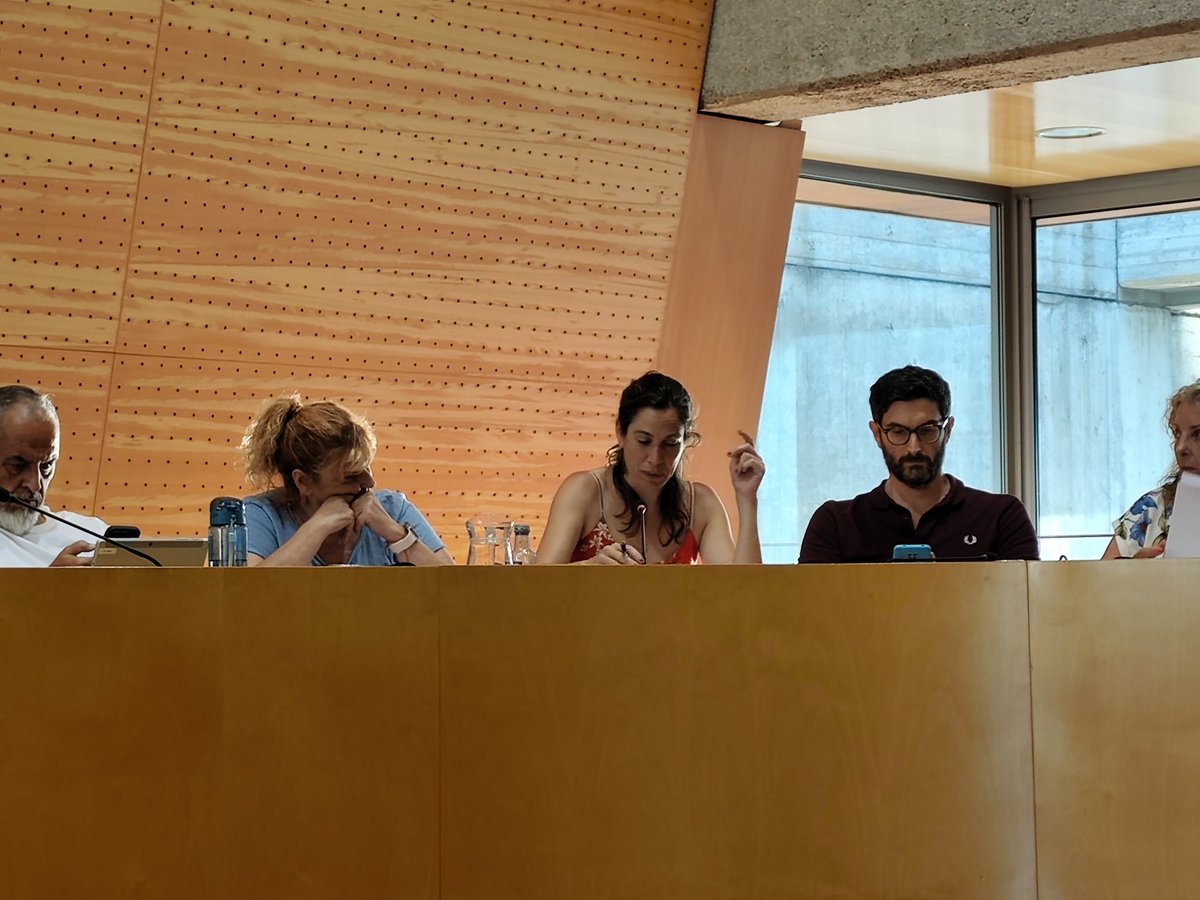 <a href="/davidmomu86/">David🔻🇵🇸#MolletEnComú</a> <a href="/MarinaScribano/">Marina Escribano Maspons</a> defensa el NO a l'ampliació de l'aeroport. 

"Estem hipotecant el nostre futur" 

"Suport als nostres companys del Prat i del baix Llobregat"

"El Delta del Llobregat és patrimoni no 'ecologismo de pancarta'"

"No podem crèixer sense límits i sense conseqüències"