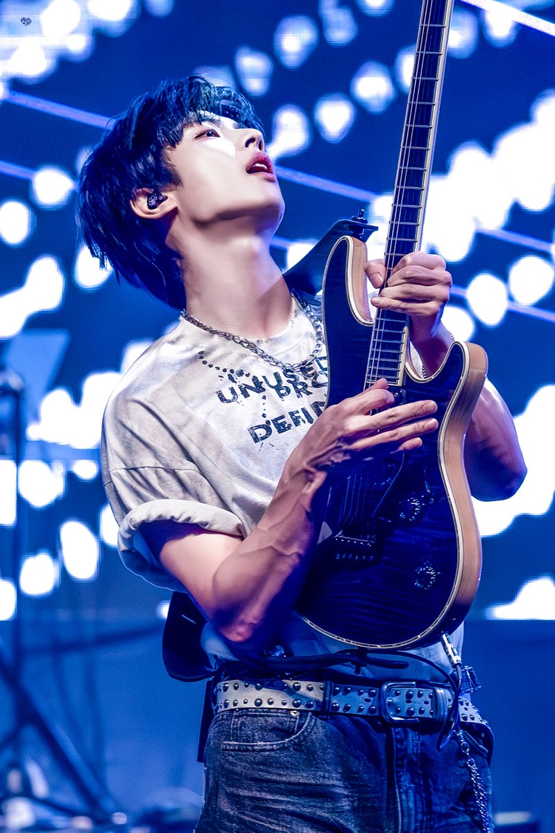 250629 라이브온 부산

@: 기타 연주 이런 것도 물론 되게 좋아하시지만 연주하면서 보이는 핏줄. 되게 좋아하시더라구

#원위 #강현 #ONEWE #KANGHYUN