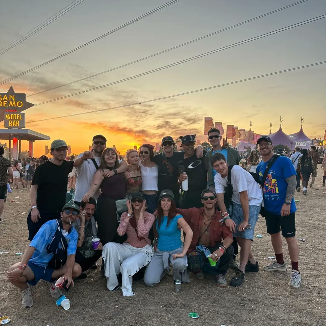 Paul Mescal, Gracie Abrams, Harris Dickinson, Fred Hechinger and Nell Mescal at Glastonbury this weekend ✨️