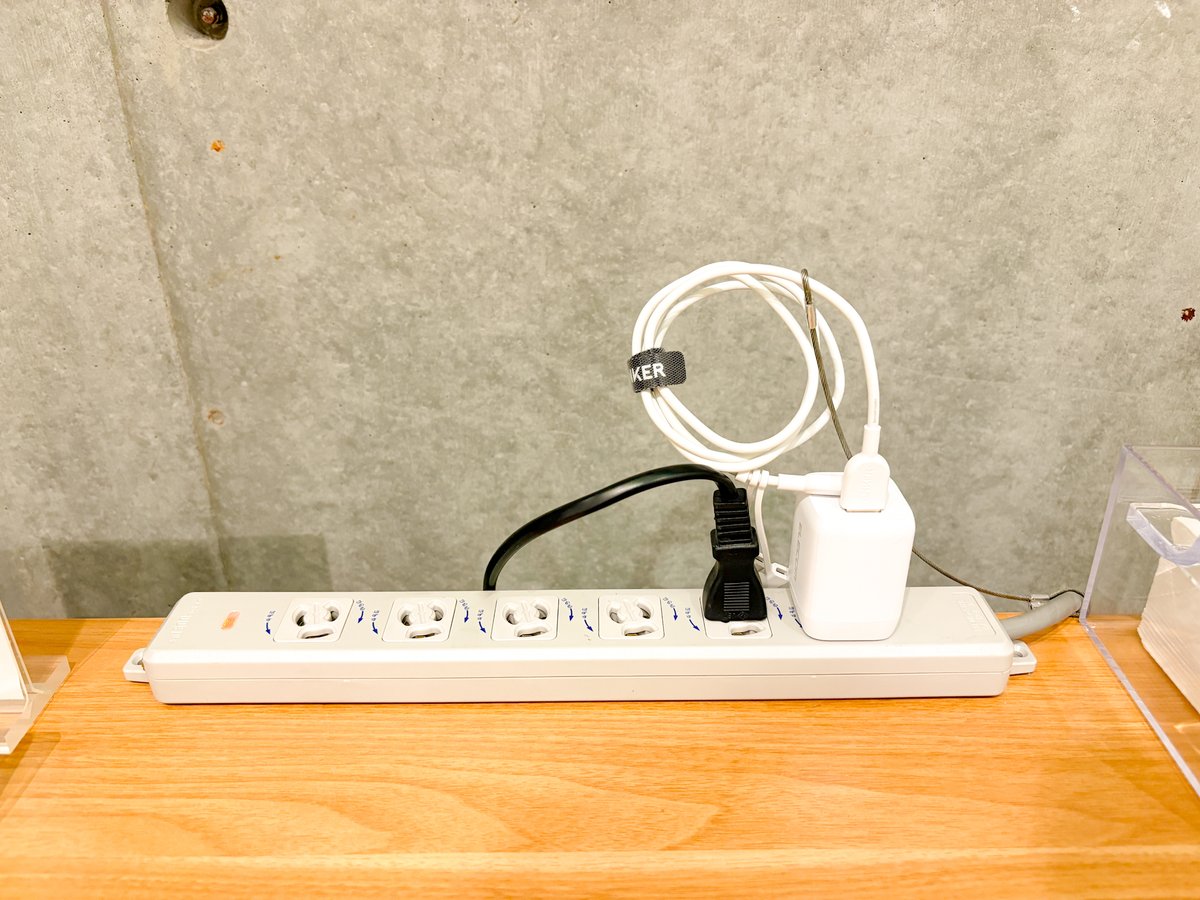 Feeep_JP's tweet photo. いつもFEEEPをご利用いただきありがとうございます。

学芸大学東口店に設置されていた「R（リラックス）席」は、このたび「C（カウンター）席」として新しく生まれ変わりました。

以前のYogiboを使用したリラックス空間から、木目調のデスクとチェアを備えた、より快適に作業や勉強ができるスペースへとアップデートされています。

ご利用料金は15分125円〜になります。

電源も完備しており、パソコン作業やオンライン会議、集中したい学習時間にも最適です。

より集中できる環境をお探しの方は、ぜひ新しくなったカウンター席をご利用ください。