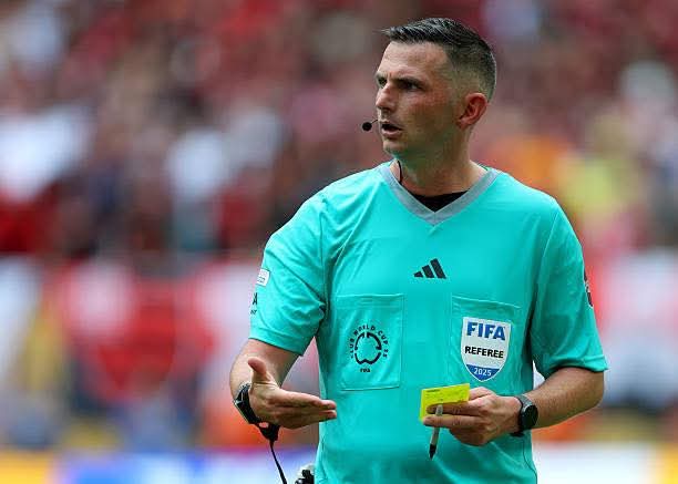 El árbitro inglés 🏴󠁧󠁢󠁥󠁮󠁧󠁿 Michael Oliver en acción durante el partido de octavos de ronda de la Copa Mundial de Clubes de la FIFA entre Flamengo y Bayer