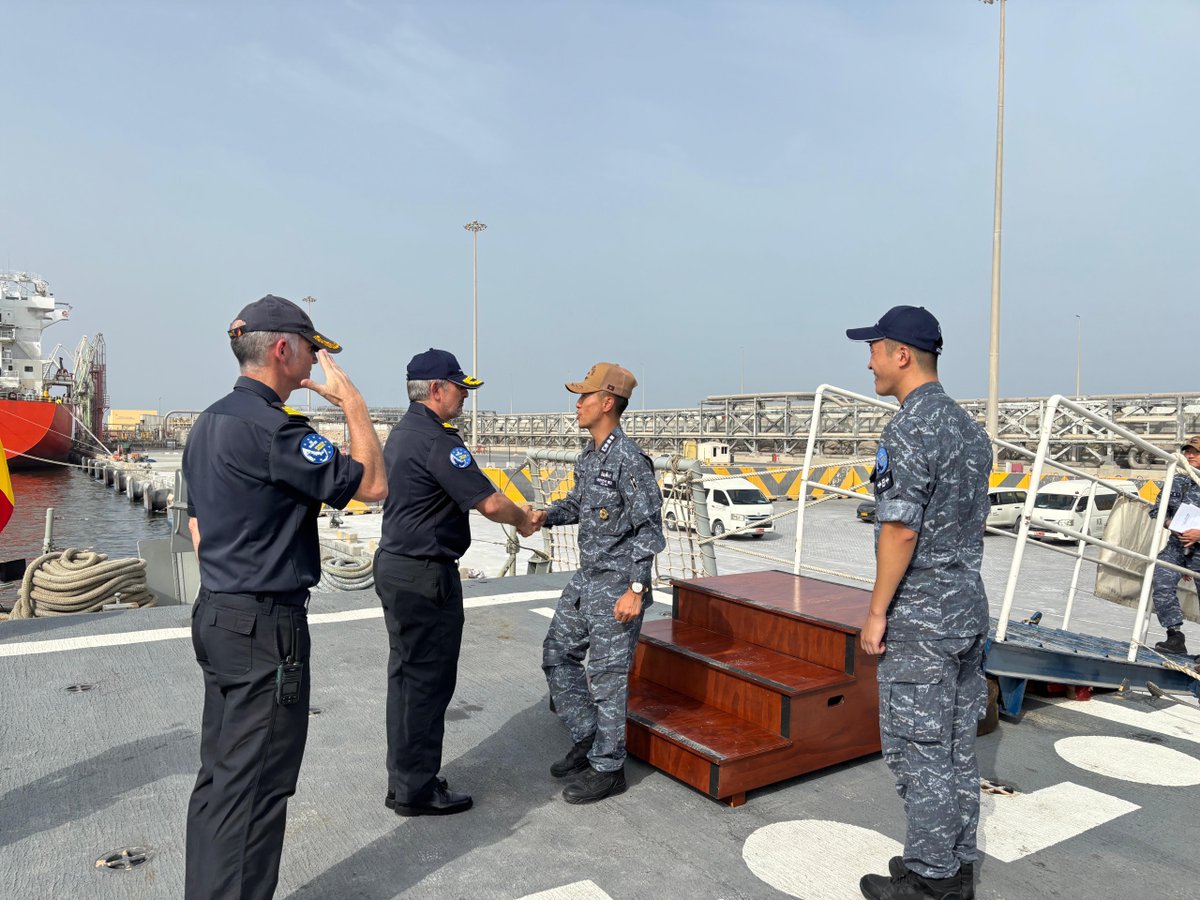 EUNAVFOR's tweet image. #OperationATALANTA flagship ESPS #NAVARRA received on board a delegation from ROKS #MUNMUTHEGREAT.
An opportunity to exchange views and improve information sharing.
🔎 Cooperation between forces working in the same Area of Operations is vital to enhance maritime security.
