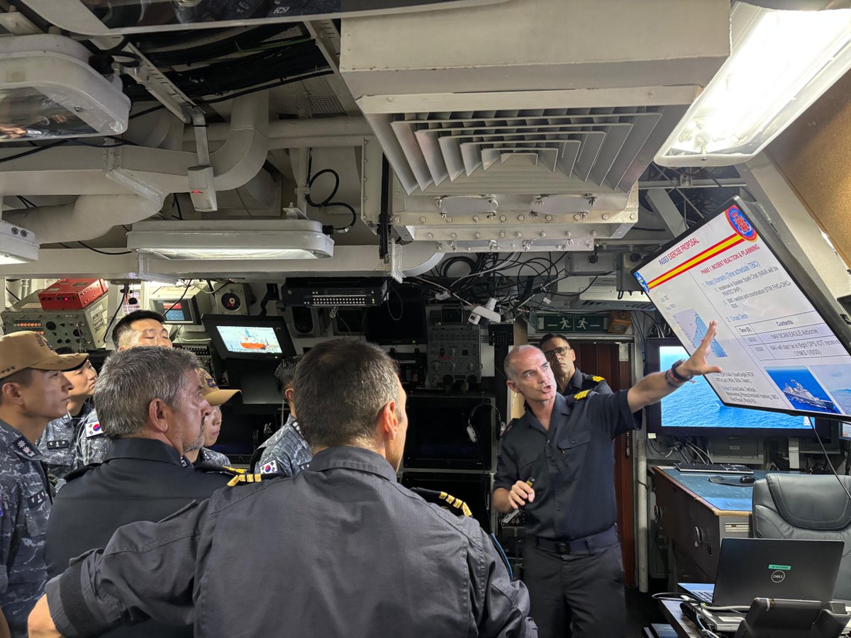 EUNAVFOR's tweet image. #OperationATALANTA flagship ESPS #NAVARRA received on board a delegation from ROKS #MUNMUTHEGREAT.
An opportunity to exchange views and improve information sharing.
🔎 Cooperation between forces working in the same Area of Operations is vital to enhance maritime security.