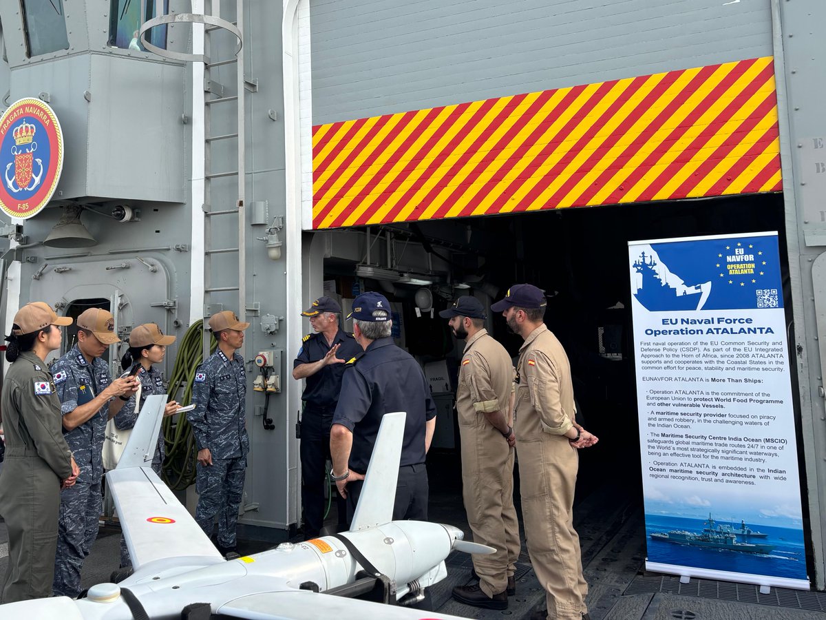 EUNAVFOR's tweet image. #OperationATALANTA flagship ESPS #NAVARRA received on board a delegation from ROKS #MUNMUTHEGREAT.
An opportunity to exchange views and improve information sharing.
🔎 Cooperation between forces working in the same Area of Operations is vital to enhance maritime security.