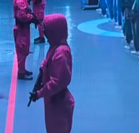 merlín consiguió laburito como guardia del juego del calamar