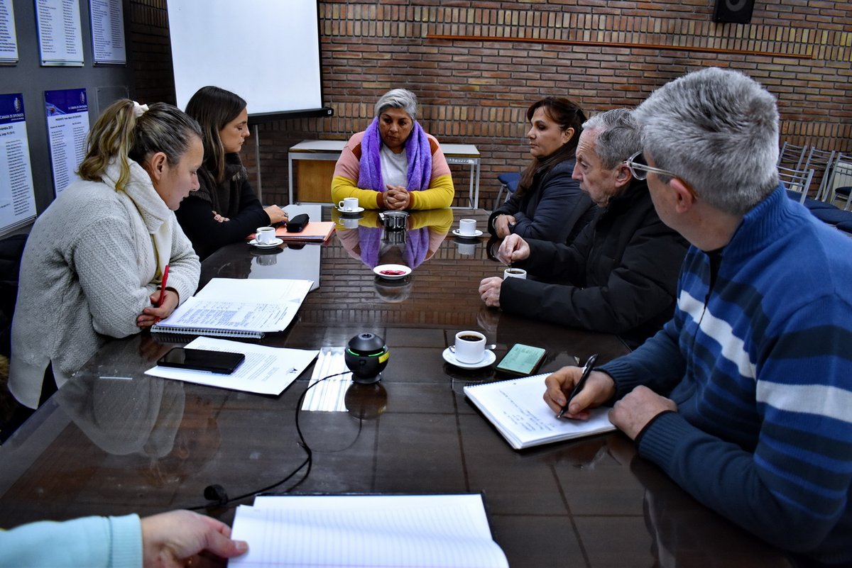 Desarrollo Social, recibió a la presidenta de la Asociación de Asperger en Mendoza, Gabriela Arias, con quien analizó el proyecto que busca establecer que  los prestadores gastronómicos de la provincia ofrezcan cartas con menú digitales con pictogramas
hcdmza.gob.ar/site/noticias/…