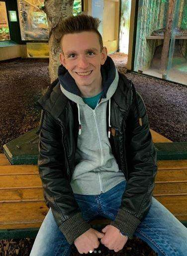 1V0LUTION's tweet photo. @CuzImSara_ Mich würde so einer aus eine Millionen auch nicht loslassen https://t.co/CRD4QNWVWl