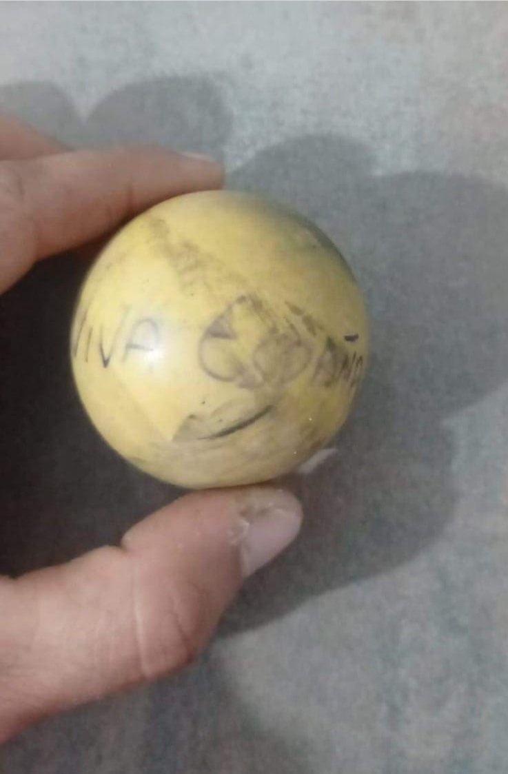 Balas de goma como ésta de la foto disparaba la Policía Nacional a los huelguistas de Cádiz bajo vuestro gobierno, el de PSOE y Unidas Podemos.