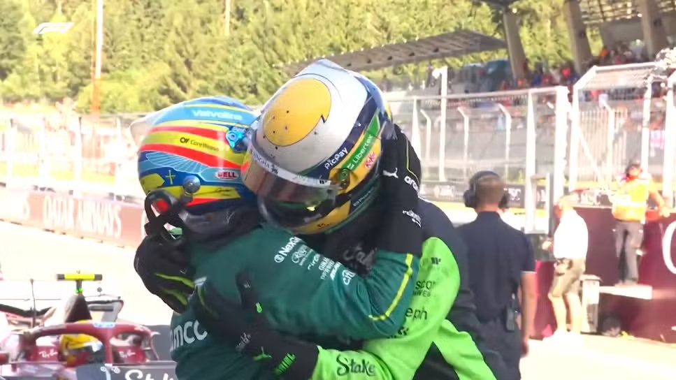 blog_formula1's tweet photo. ⭐️ BORTOLETO SOBRE ALONSO: "PARECIA QUE ELE ESTAVA LUTANDO PELO TÍTULO!" ⭐️

Gabriel Bortoleto, sobre a batalha com Alonso: "Na verdade, quando eu estava me aproximando dele, pensei que ele não ia dificultar tanto, e eu poderia alcançar Lawson (que estava na frente do Alonso). Mas, quando cheguei, foi como se ele estivesse lutando pelo campeonato mundial. 

Tivemos uma disputa incrível, e ele mostrou seu nível de experiência e talento. Ele me deu um abraço depois que terminamos a corrida e disse que estava super feliz por mim"