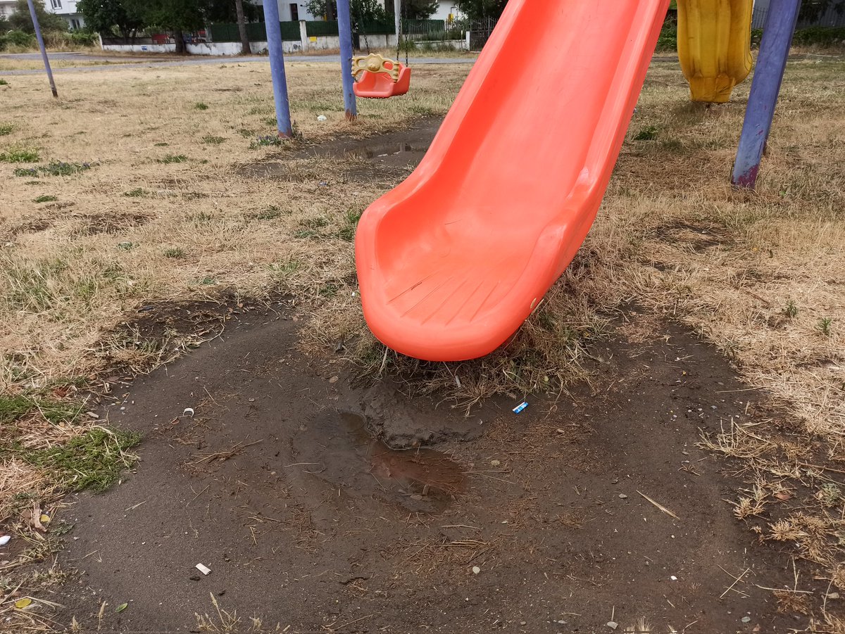 agahoncul's tweet photo. @atakumbeltr yeşilyurt mahallesi 7152. sokakta bulunan bu park en az 5 yıldır bu şekilde. Kaydırak kullanan çocuklar kafalarını yere vuruyor, çamura düşüyor. Yıllardır ne mahalle muhtarları ne yetkililer bu parkı düzeltmedi yumuşak taban serip güzelleştirmedi. Kim bakar buraya? https://t.co/ksmM5CgwQF