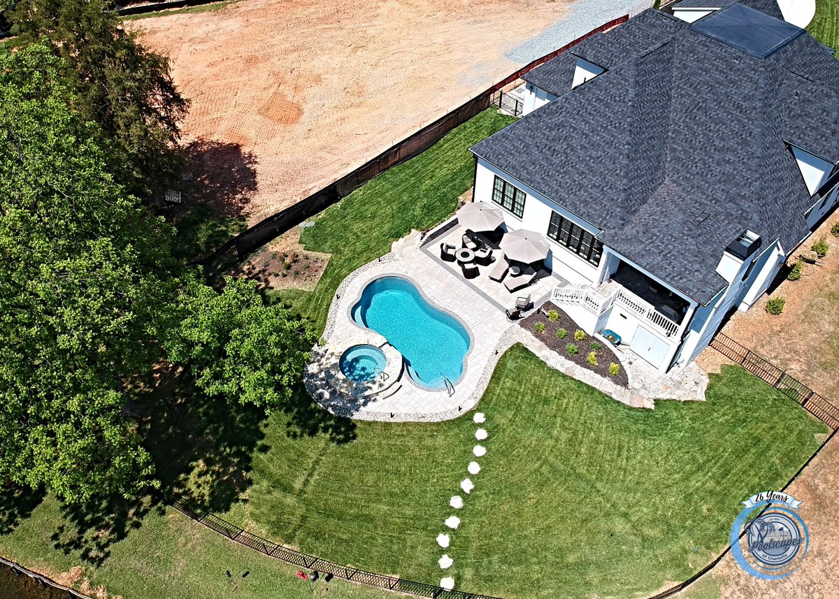 PoolscapesCLT's tweet image. Living your best backyard life in Rio. 
The Rio pool and the Sarasota spa models. 
#fiberglasspools #backyarddesign