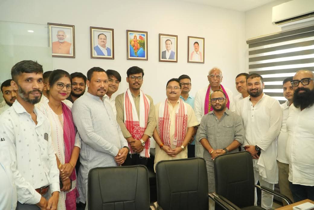 NITULBO86322795's tweet photo. আজি @BJP4Assam ৰ মাননীয়  সভাপতি@DilipSaikia4Bjpডাঙৰীয়া আৰু জ্যেষ্ঠ নেতৃত্ববৃন্দৰ উপস্থিতিত সামাজিক মাধ্যমৰ নৱ নিযুক্ত আহ্বায়ক@biswajit_khound ডাঙৰীয়াই আনুষ্ঠানিক ভাৱে দায়িত্বভাৰ গ্ৰহণ কৰে। 
 আগন্তুক দিনত S M team শক্তিশালী হোৱাৰ কামনাৰে  শুভেচ্ছা তথা শুভকামনা জ্ঞাপন কৰিছো। https://t.co/vxbz278MJv