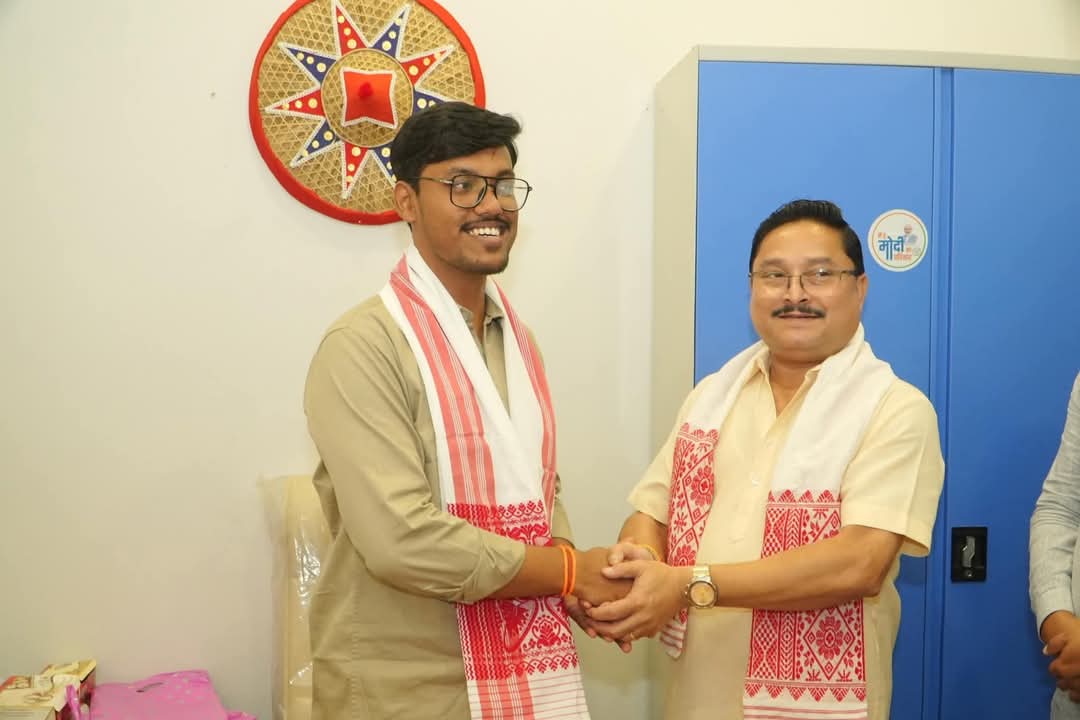NITULBO86322795's tweet photo. আজি @BJP4Assam ৰ মাননীয়  সভাপতি@DilipSaikia4Bjpডাঙৰীয়া আৰু জ্যেষ্ঠ নেতৃত্ববৃন্দৰ উপস্থিতিত সামাজিক মাধ্যমৰ নৱ নিযুক্ত আহ্বায়ক@biswajit_khound ডাঙৰীয়াই আনুষ্ঠানিক ভাৱে দায়িত্বভাৰ গ্ৰহণ কৰে। 
 আগন্তুক দিনত S M team শক্তিশালী হোৱাৰ কামনাৰে  শুভেচ্ছা তথা শুভকামনা জ্ঞাপন কৰিছো। https://t.co/vxbz278MJv