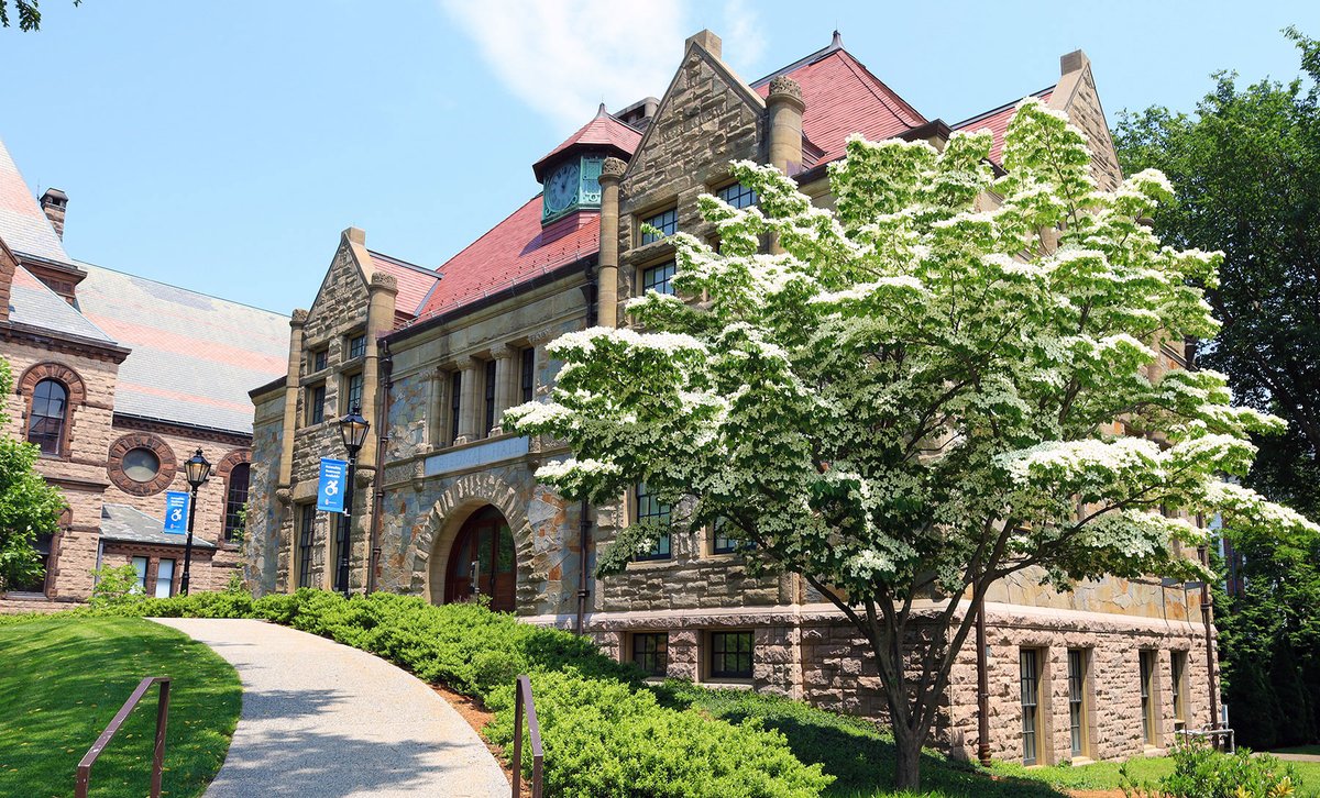 brown_alumni's tweet image. Sometimes the simple beauty of campus just stops us in our tracks.
Can you guess the name of this flowering tree near Friedman Hall?
#SceneAtBrown