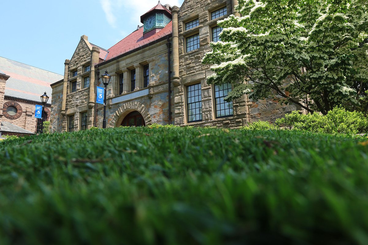 brown_alumni's tweet image. Sometimes the simple beauty of campus just stops us in our tracks.
Can you guess the name of this flowering tree near Friedman Hall?
#SceneAtBrown