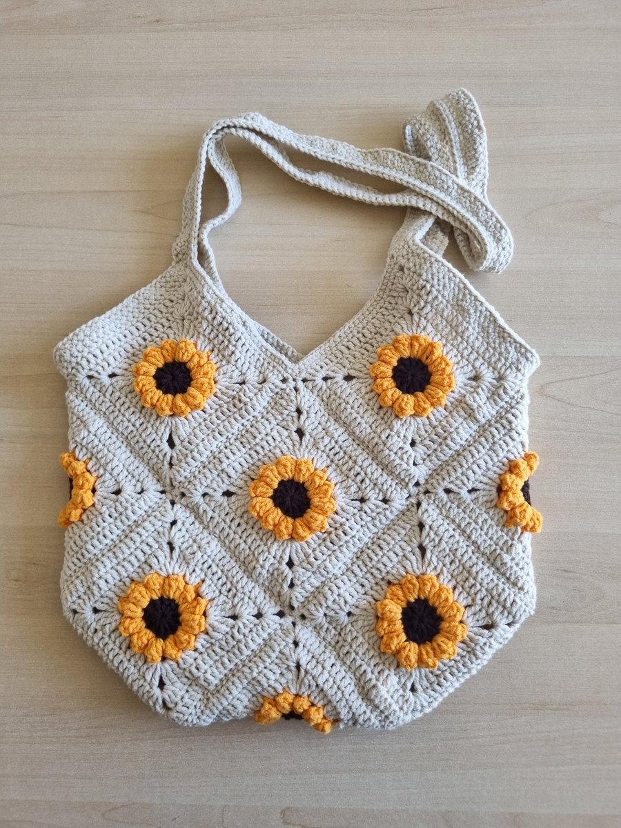 Yaptığım ilk çantam. Biraz küçük oldu ama bana uyuyor. Bir de bayağı zaman aldı bence. İlmekleri makine hızında atanları takdir ediyorum :)