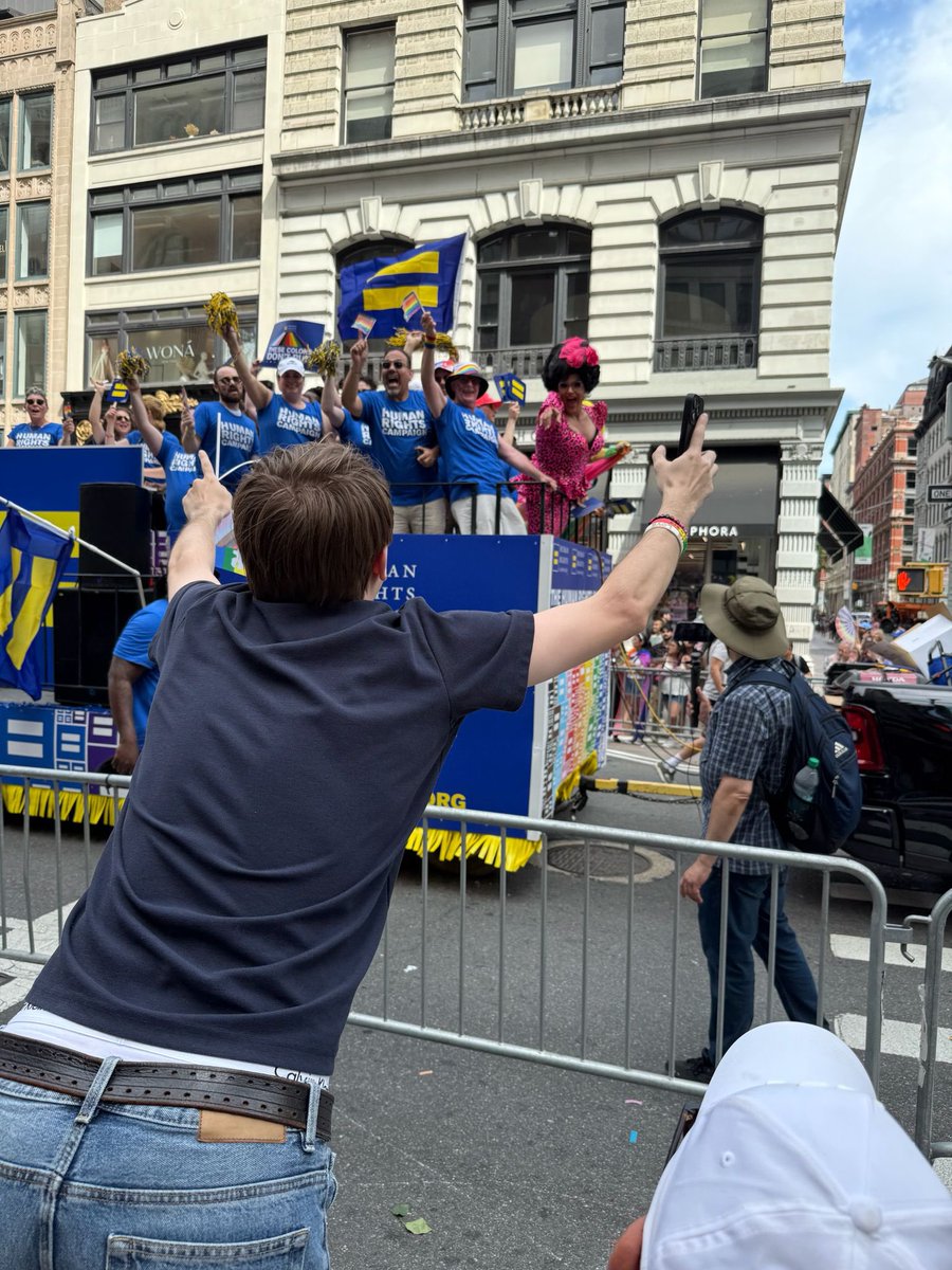 KashaDavis's tweet image. NYC PRIDE  with @HRC ✨✨