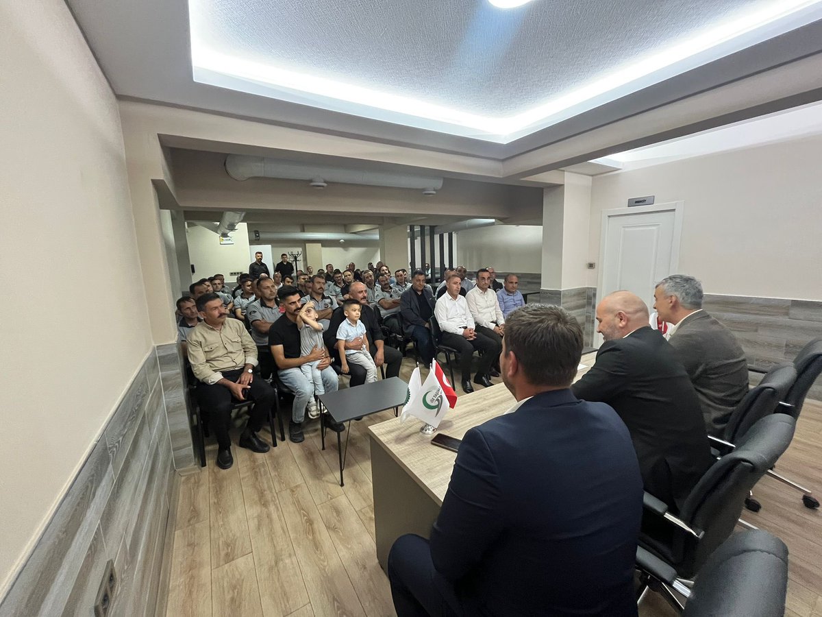 OzKayseri's tweet photo. İl Başkanımız Yıldıray DURAK; Kayseri Ulaşım A.Ş. Otobüs ve Raylı Sistem İşletme Koordinatörü Ömer DEMİRDİREK, işyeri yöneticileri ve güvenlik personeli üyelerimizi, 26-30 Haziran Güvenlik Haftası dolayısıyla sendikamızda ağırladı. https://t.co/8u2sHnevdt