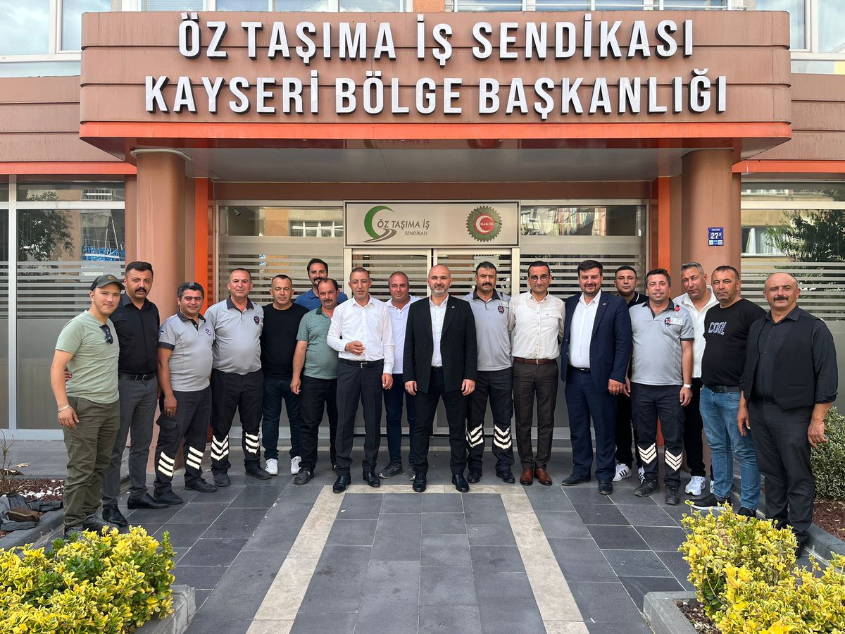 OzKayseri's tweet photo. İl Başkanımız Yıldıray DURAK; Kayseri Ulaşım A.Ş. Otobüs ve Raylı Sistem İşletme Koordinatörü Ömer DEMİRDİREK, işyeri yöneticileri ve güvenlik personeli üyelerimizi, 26-30 Haziran Güvenlik Haftası dolayısıyla sendikamızda ağırladı. https://t.co/8u2sHnevdt