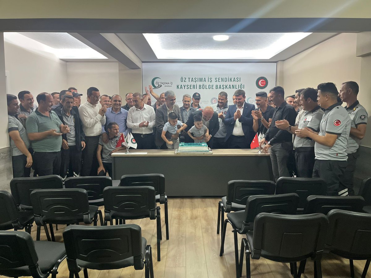 OzKayseri's tweet photo. İl Başkanımız Yıldıray DURAK; Kayseri Ulaşım A.Ş. Otobüs ve Raylı Sistem İşletme Koordinatörü Ömer DEMİRDİREK, işyeri yöneticileri ve güvenlik personeli üyelerimizi, 26-30 Haziran Güvenlik Haftası dolayısıyla sendikamızda ağırladı. https://t.co/8u2sHnevdt