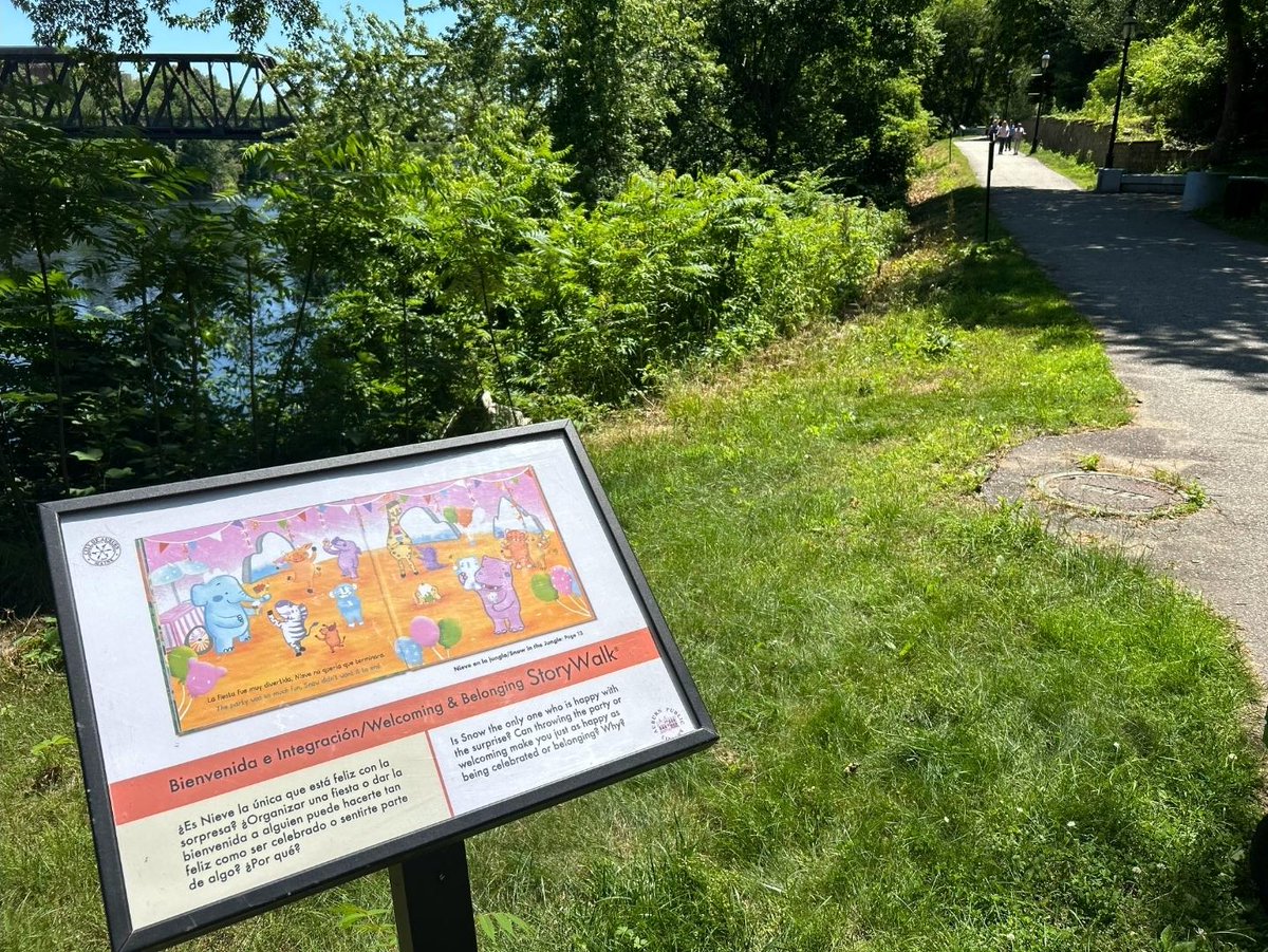 Take a stroll along the Auburn Riverwalk to enjoy this month's 16-panel "StoryWalk" presentation. Your whole family will enjoy the children's book "Snow in the Jungle" ("Nieve en la Jungla"), by Ariane Hofmann-Maniyar. 
Can't visit in person? Visit: arcg.is/0iDrGi1