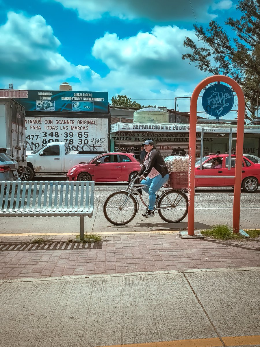 bicitografo's tweet photo. No hay nada más poderoso que ver a alguien rodar con convicción.
Y plasmarlo en una foto lo multiplica. 🔥🚴♀️
#InspiraRodando #ConvicciónSobreRuedas #RetratoUrbano #LuzYBicicleta https://t.co/k3kja5wrhn